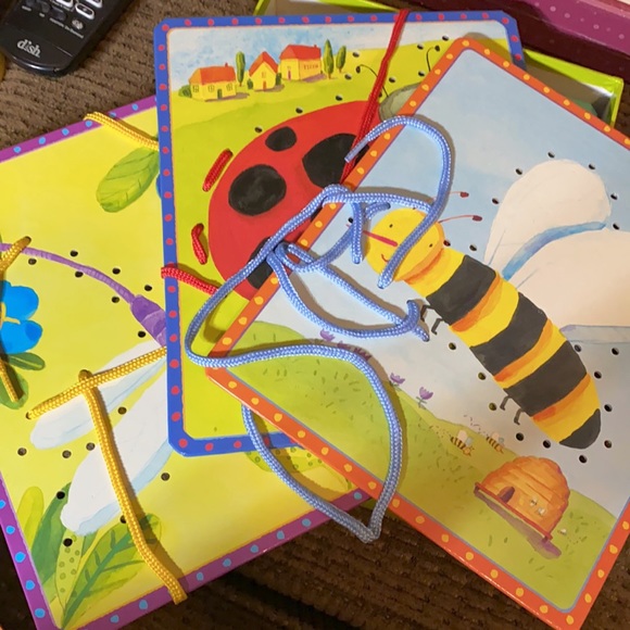 eeBoo more friendly bugs Lacing Cards 8 cards & laces for ages 3 and up - Picture 8 of 9
